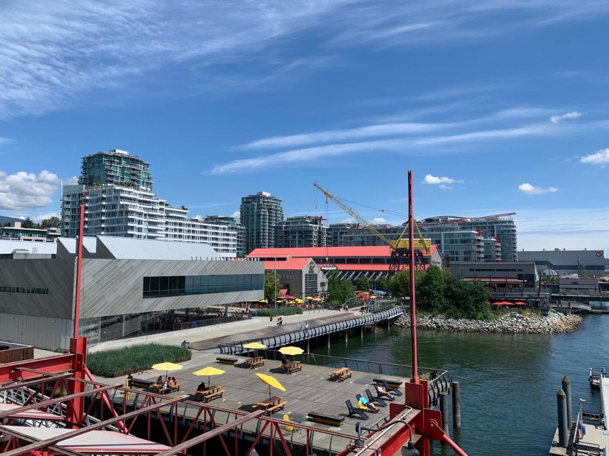 The Lonsdale Quay Hotel North Vancouver Exterior photo