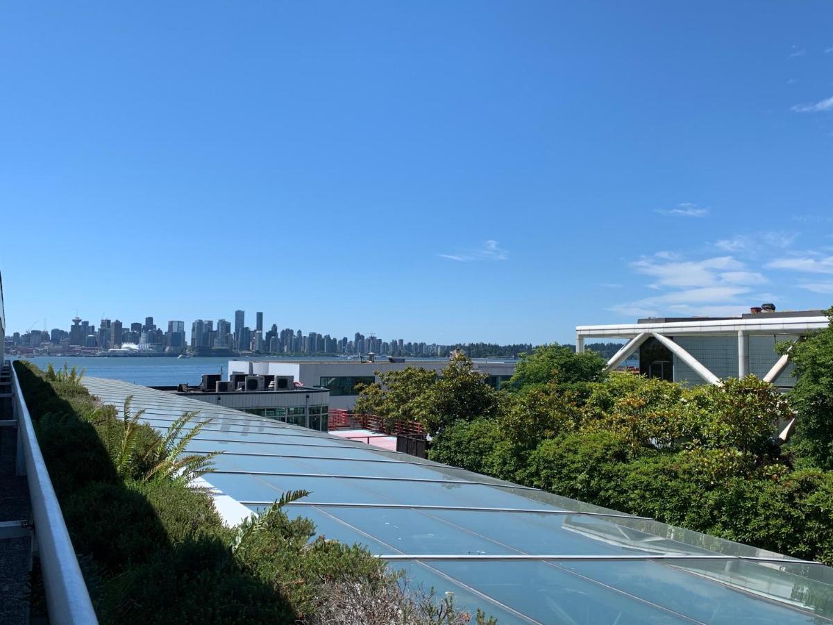 The Lonsdale Quay Hotel North Vancouver Exterior photo